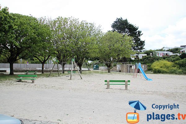 Aire de jeux pour les enfants sur la plage de Bertheaume - Plougonvelin